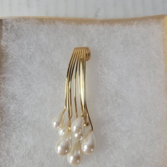 Vintage Gold-Tone Classic Elegant Sophisticated Dangling Faux Pearl Drop Brooch - Picture 1 of 5